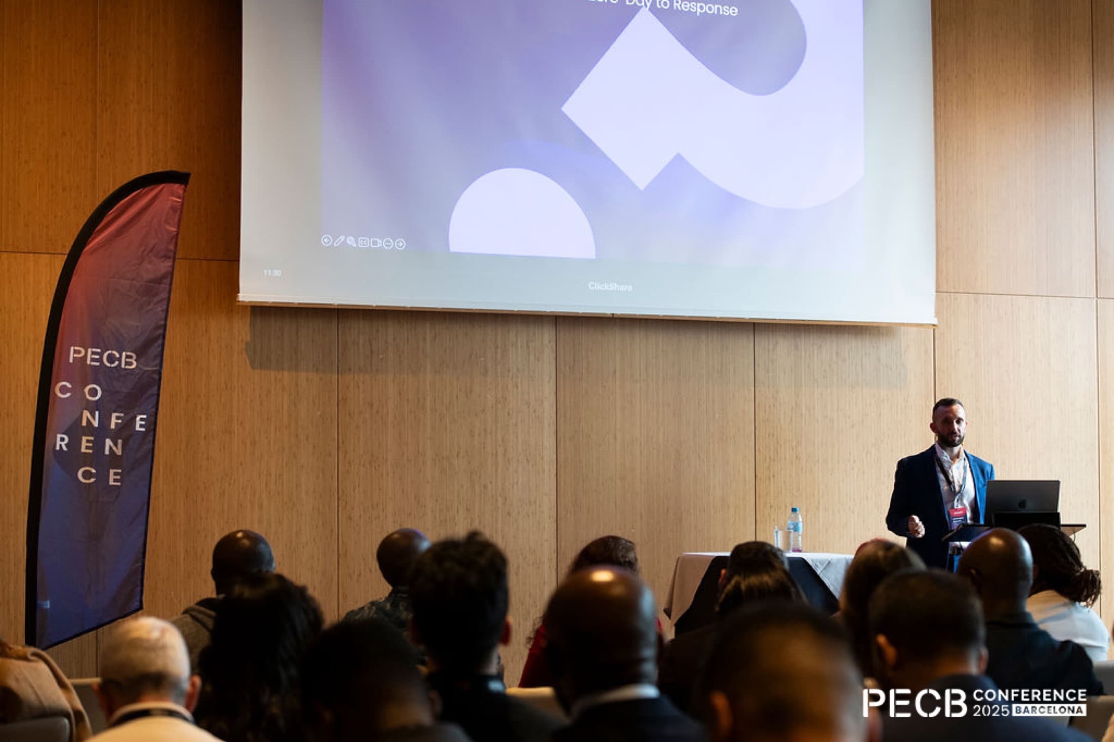 Christophe Mazzola sur scène à la PECB Conference de Barcelone